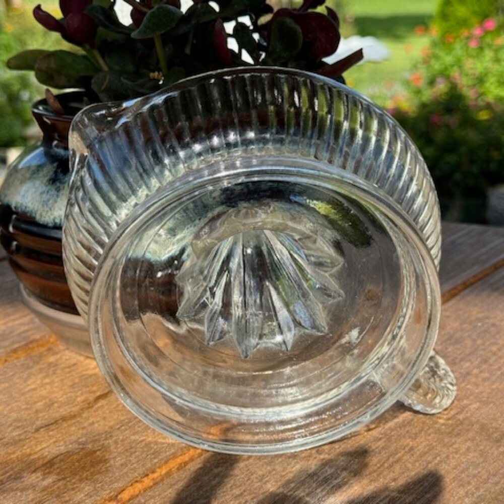 Vintage 1950's Glass Juicer Squeezer - Picture 5 of 8